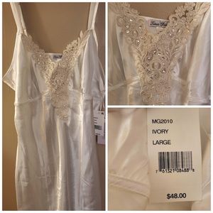 2pc set. Linea Donatella Ivory Bridal robe & nightgown set. New and never worn!